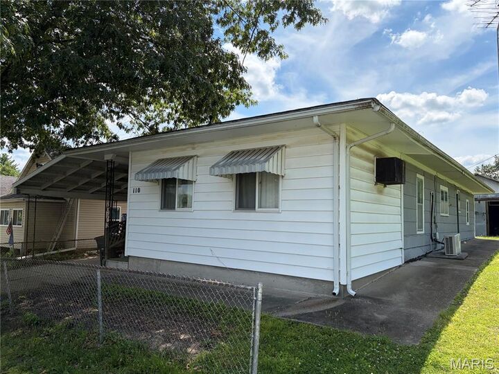 Property Photo:  110 Water Street  IL 62089 