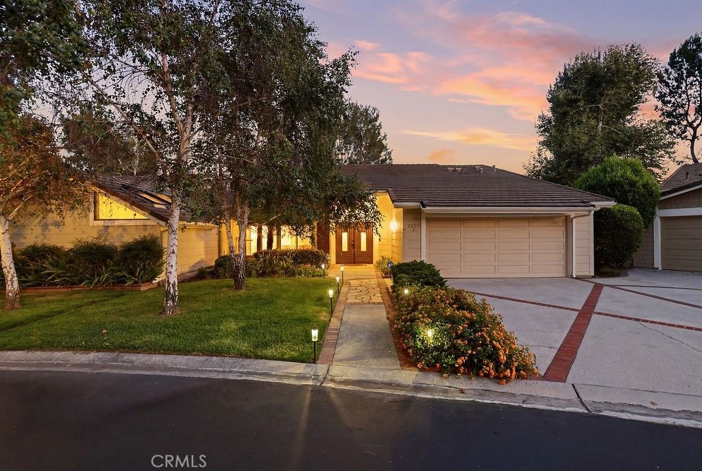 Property Photo:  2021 Rosemont Avenue 3  CA 91103 