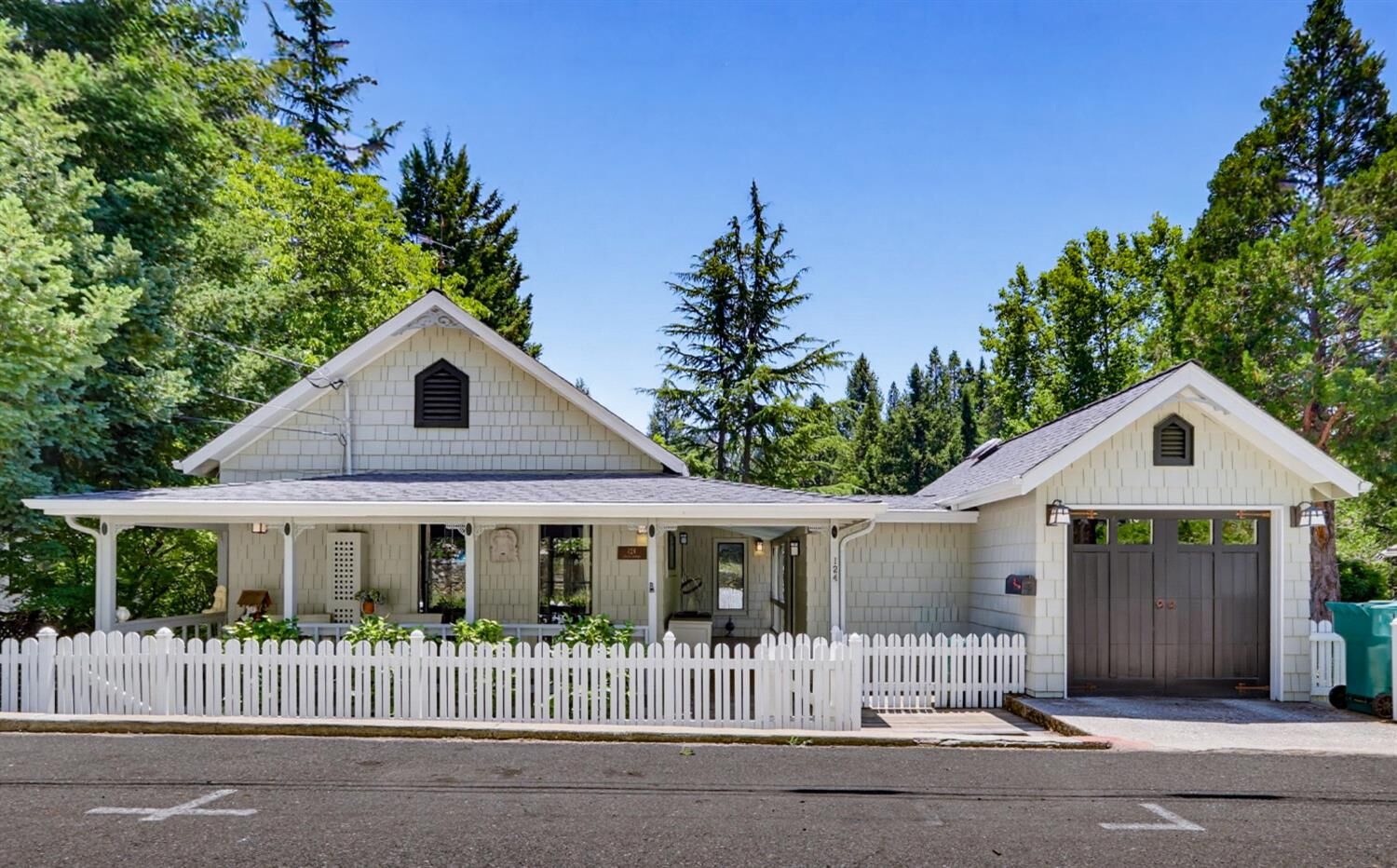 Property Photo: 124 Grove Street CA 95959