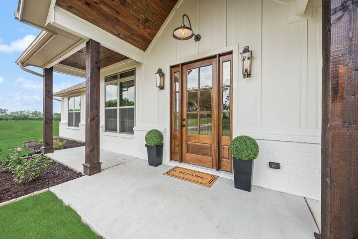 Property Photo: 120 Quail Run Court TX 76234