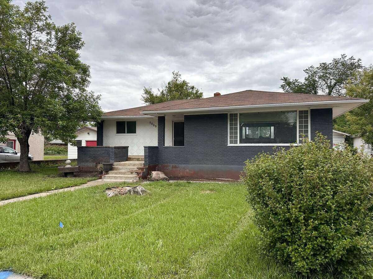 Property Photo:  5009 51 Avenue  AB T1G 1N3 