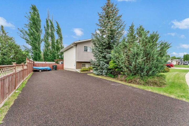 Property Photo: 95 Rossdale Way SE AB T1B 1Y5