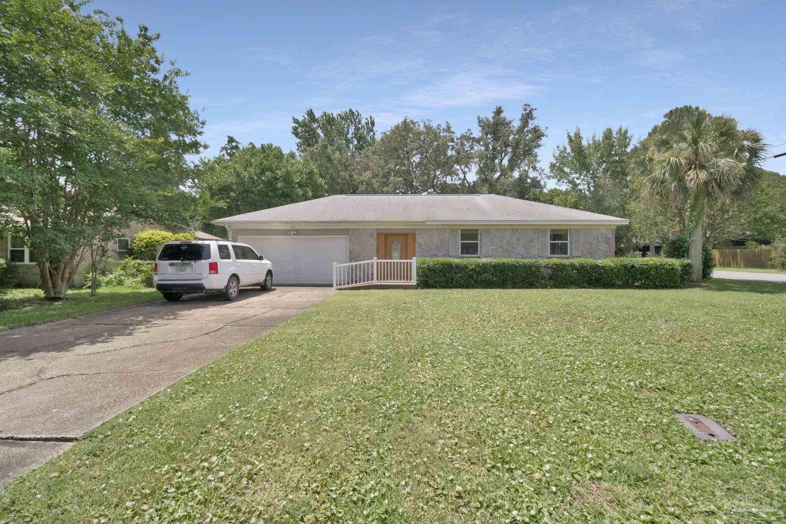 Property Photo:  219 Norwich Dr  FL 32561 