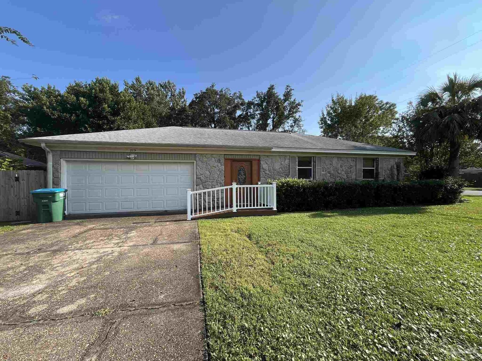 Property Photo:  219 Norwich Dr  FL 32561 