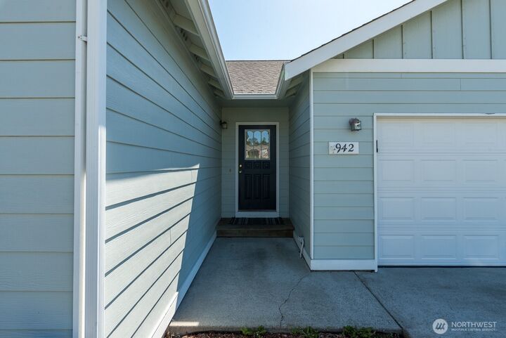 Property Photo:  942 NE Cordero Place  WA 98277 