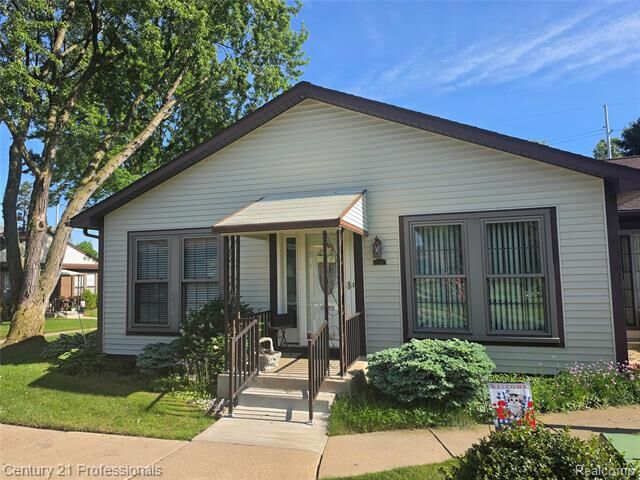 Property Photo:  40318 Newport Drive  MI 48170 