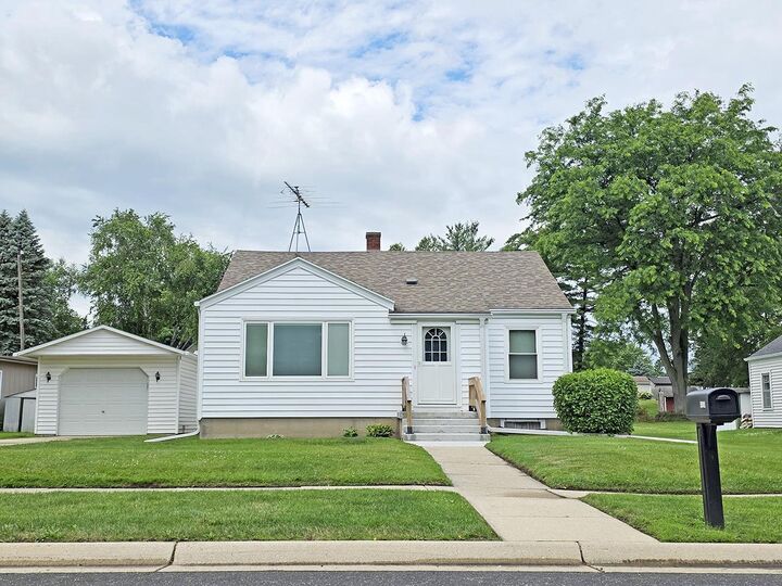 Property Photo:  1404 Center Street  WI 53098 