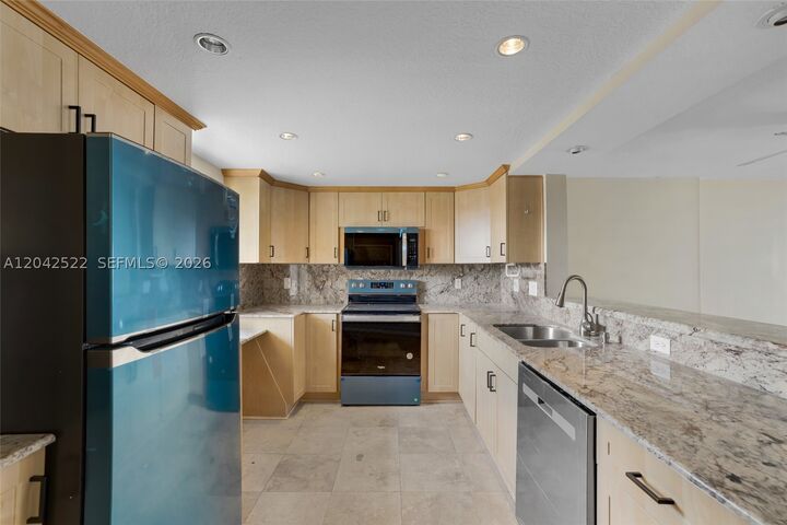 Property Photo: 321 SE 3rd St 408 FL 33004