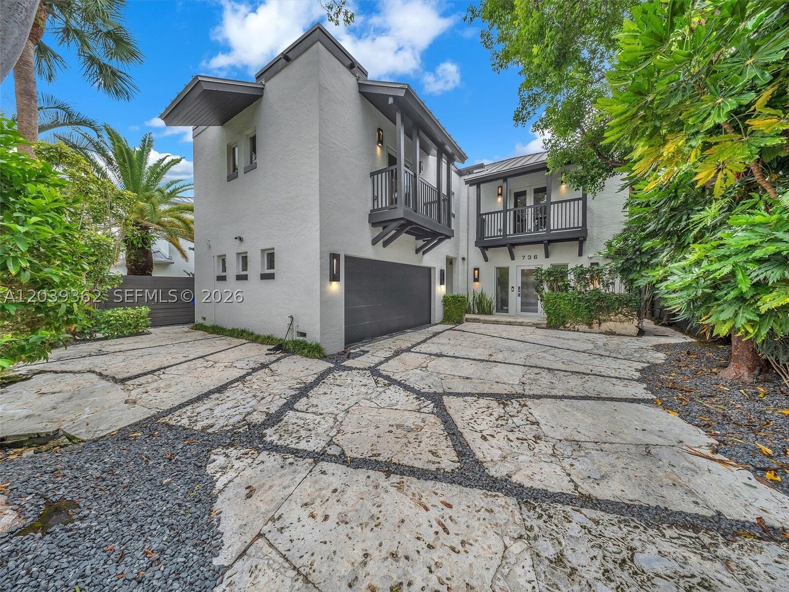 Property Photo: 736 NE 17th Way FL 33304