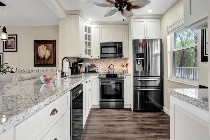 Property Photo: 415 SE 11th Ter 207 FL 33004