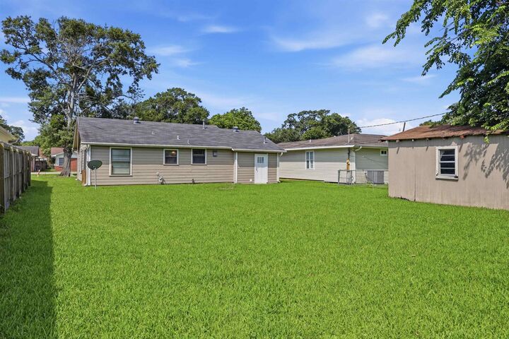 Property Photo:  719 S 9th St  TX 77627 
