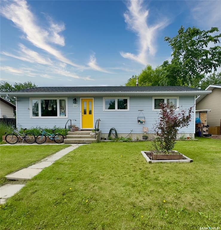 Property Photo:  6007 Neufeld Avenue  SK S0K 4R0 