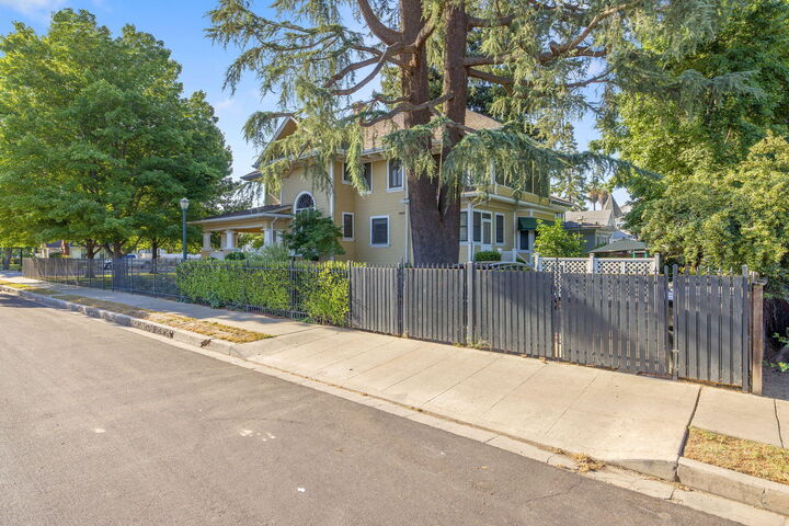 Property Photo:  631 N Encina Street  CA 93291 