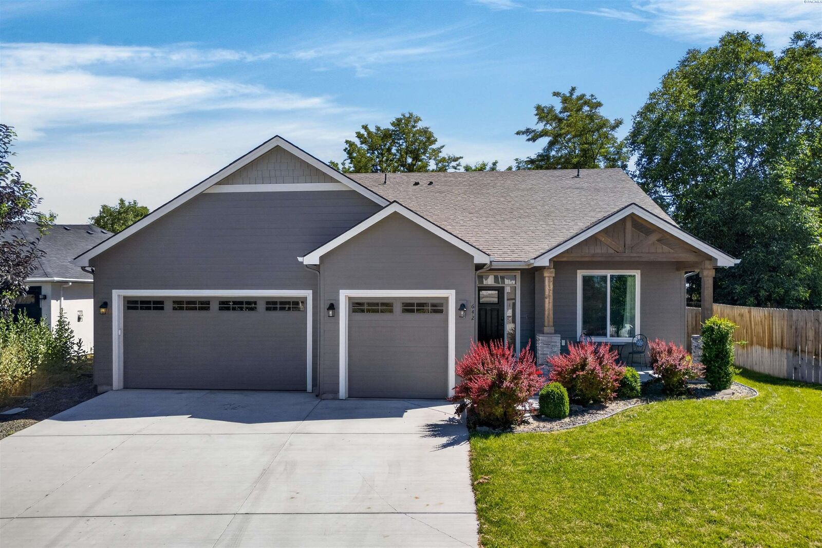 Property Photo: 642 E 32nd Court WA 99337