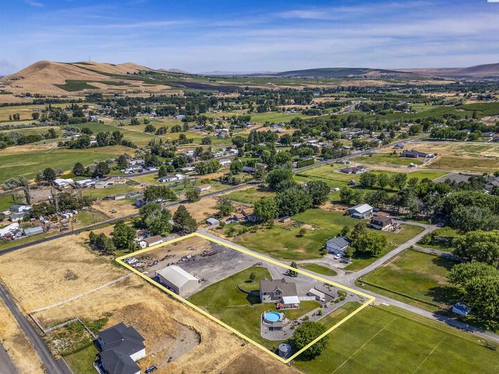 Property Photo:  504 W Wagon Wheel Pr NW  WA 99320 