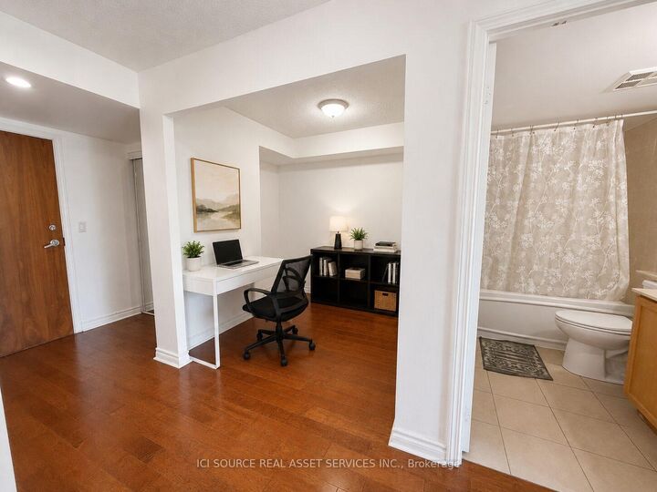 Property Photo:  33 Elm Drive W 607  ON L5B 4M2 