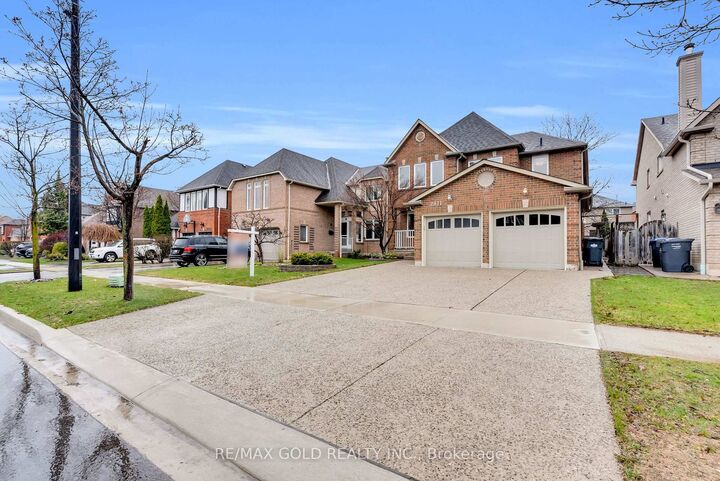 Property Photo: 2911 Tradewind Drive ON L5N 6L2