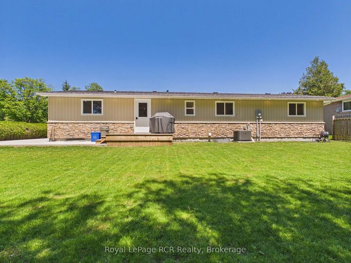 Property Photo:  25 Inverlyn Crescent N  ON N2Z 1H7 
