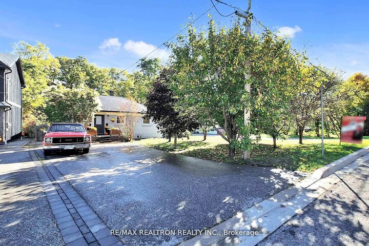 Property Photo:  59 Machell Avenue  ON L4G 2R8 