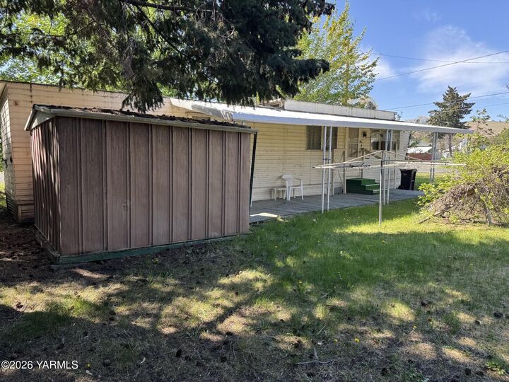 Property Photo:  2212 Willow St  WA 98902 