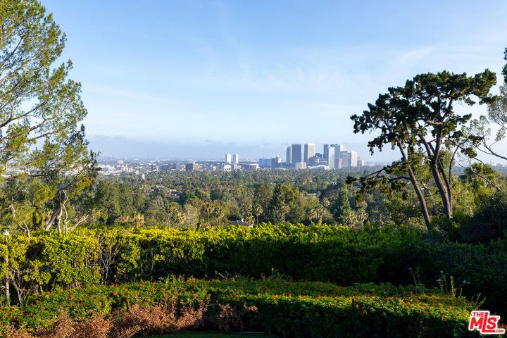 Property Photo:  1122 La Altura Rd  CA 90210 