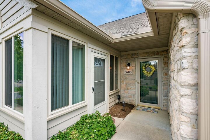 Property Photo: 5606 Meadowood Lane OH 43082