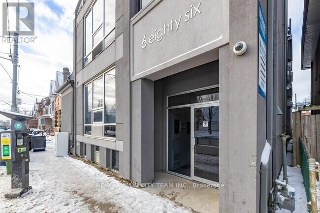 Property Photo:  686 Bathurst Street 202  ON M5S 2R3 