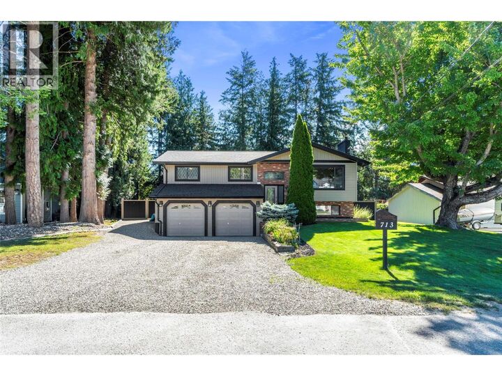 713 Hemlock Crescent South — photo 1