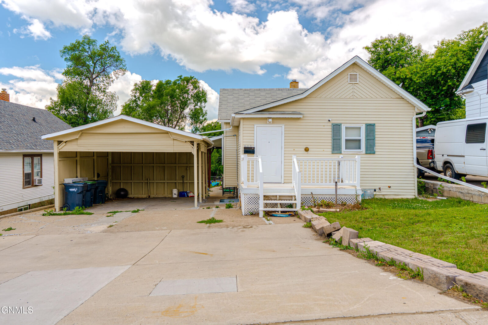 Property Photo:  505 Collins Avenue  ND 58554 