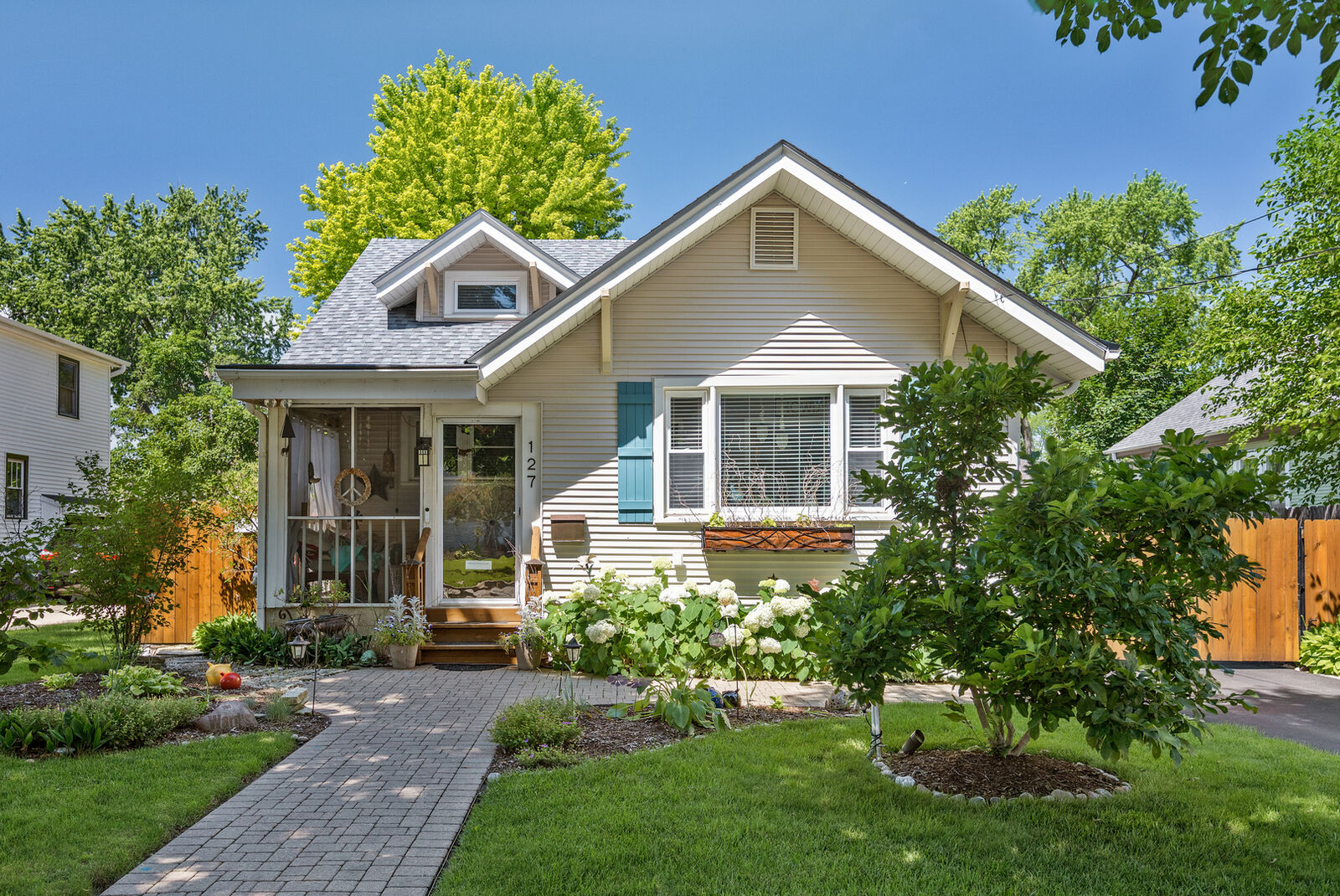 Property Photo:  127 N Mallory Avenue  IL 60510 