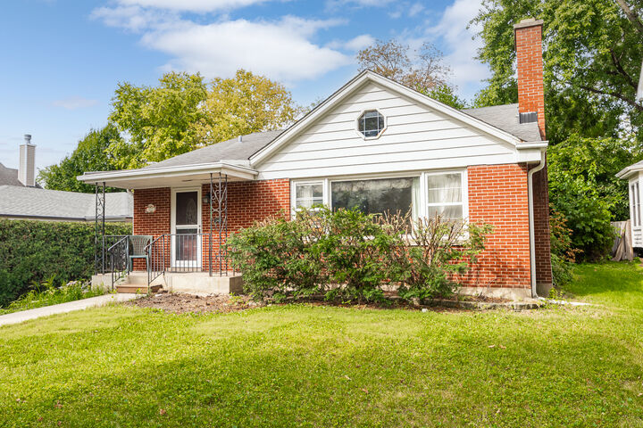 Property Photo: 122 S Quincy Street IL 60521