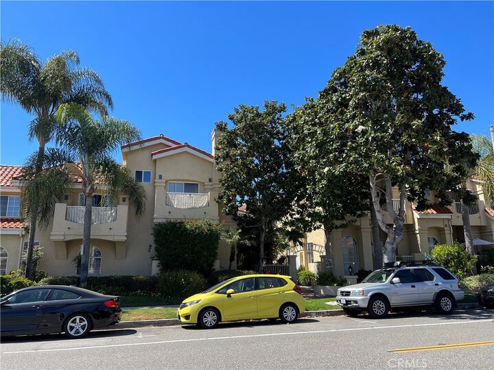 Property Photo: 301 Diamond B CA 90277