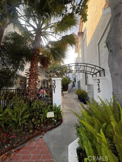 Property Photo: 301 Diamond B CA 90277