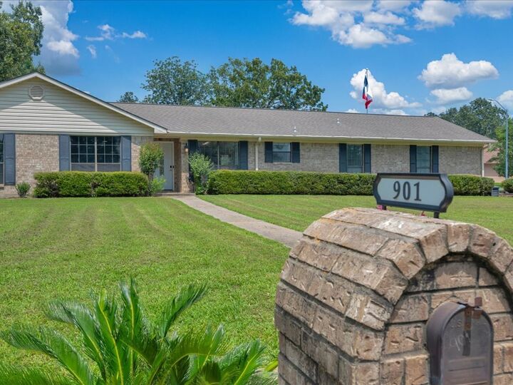 Property Photo:  901 Dogwood  TX 75941 
