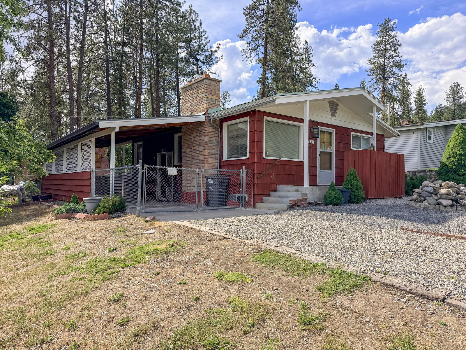 Property Photo:  817 N Hofstetter St  WA 99114 
