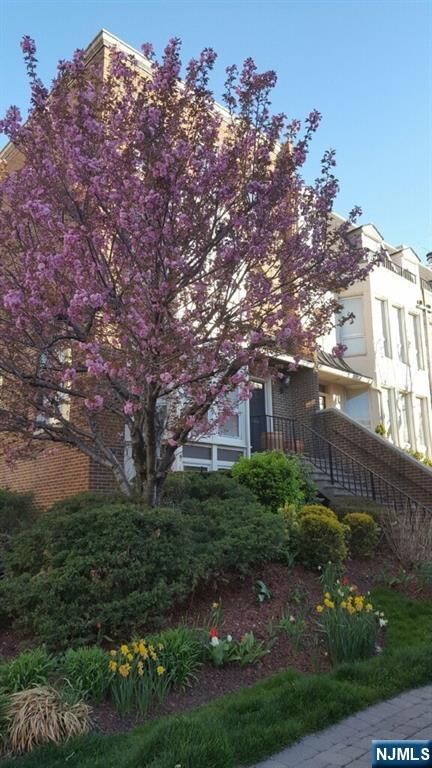 Property Photo:  50 Kings Court  NJ 07024 