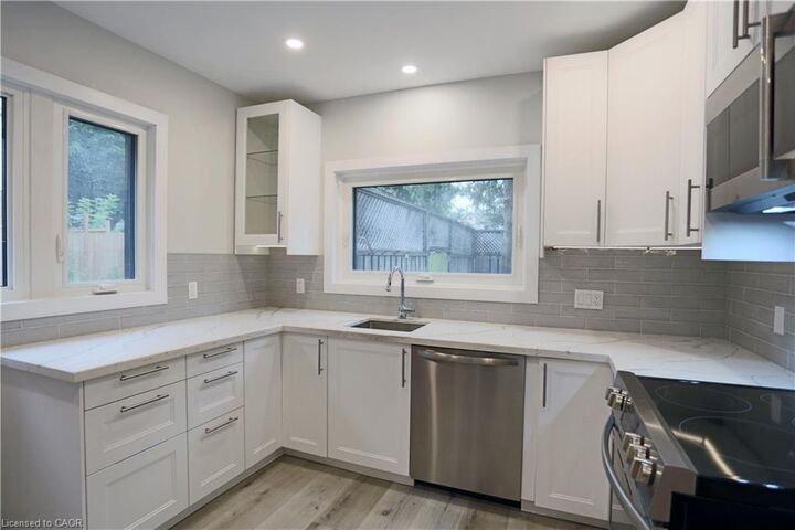 Property Photo:  5 Betzner Avenue N  ON N2H 3B6 