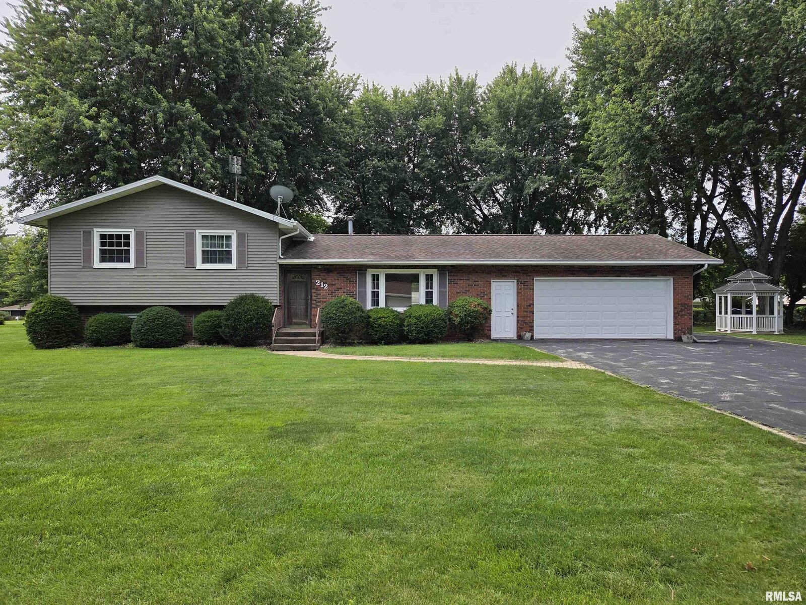 Property Photo: 212 California Avenue IL 61430