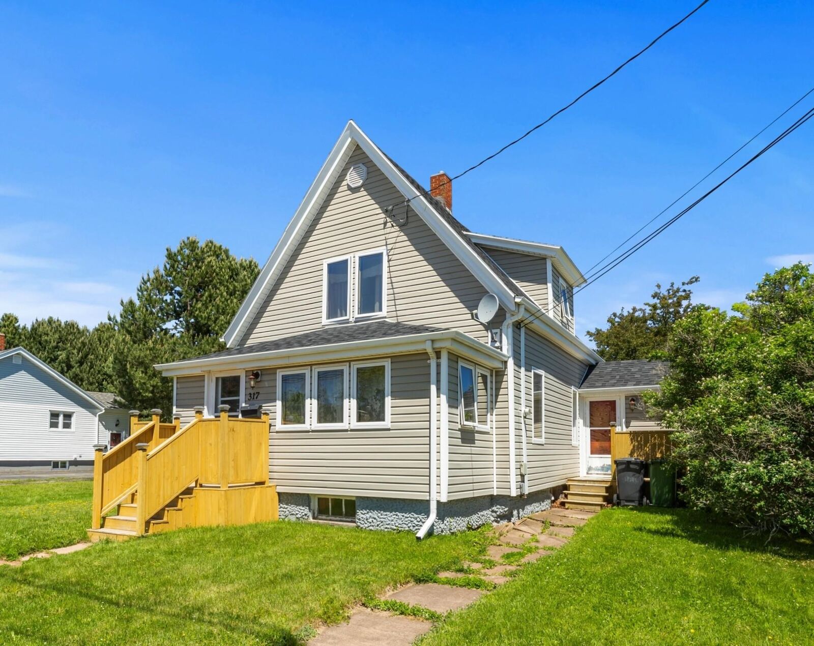 Property Photo:  317 Hawthorne Avenue  PE C1N 2C9 