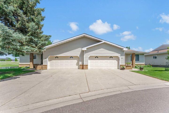 Property Photo:  459 Carry Drive SE 7  AB T1B 3W1 