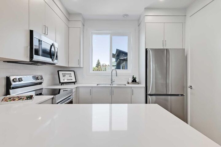 Property Photo: 828 8 Avenue NE 7 AB T2E 9E2