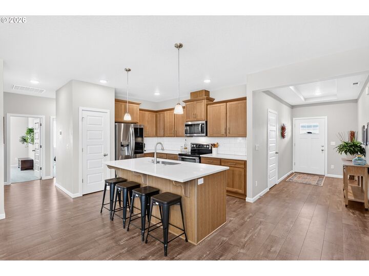 Property Photo:  708 E Taft St  OR 97111 