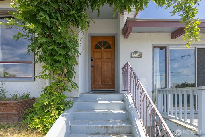 Property Photo:  2210  Huron Street  WA 98229 