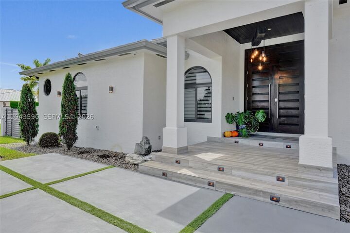 Property Photo:  2600 SW 128th Ct  FL 33175 