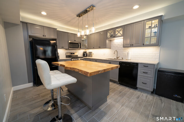 Property Photo:  6 Peddlars Drive 6  CT 06405 