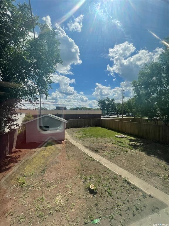Property Photo:  911 23rd Street  SK S7L 0A5 