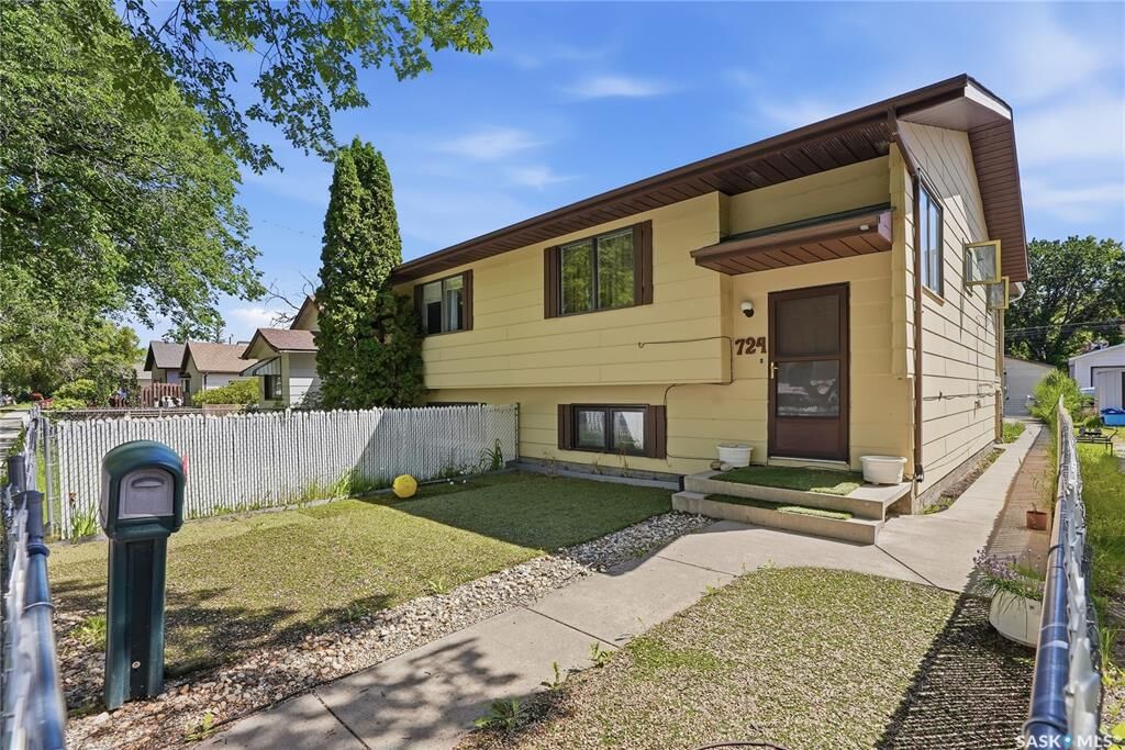 Property Photo:  724 M Avenue S  SK S7M 2L4 