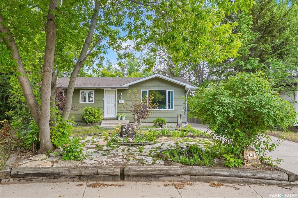 Property Photo:  242 Haviland Crescent  SK S7L 5A7 