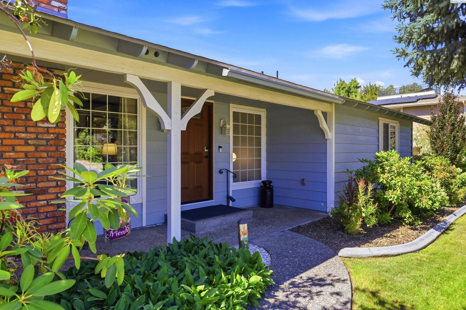 Property Photo:  141 Spengler St  WA 99354 