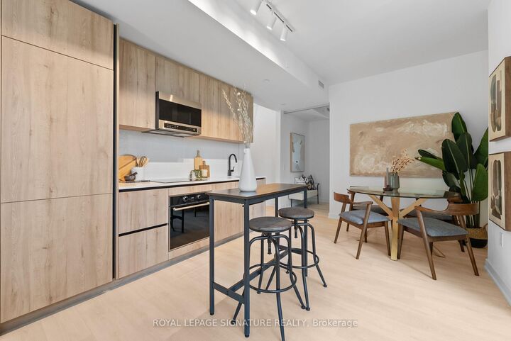 Property Photo: 117 Broadway Avenue 2502 ON M4P 1V3